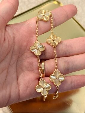 Beautiful Gold Clover Bracelet New